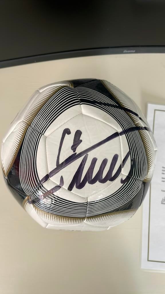 Cr7 bal gesigneerd door Ronaldo met aankoopbewijs., Ophalen of Verzenden
