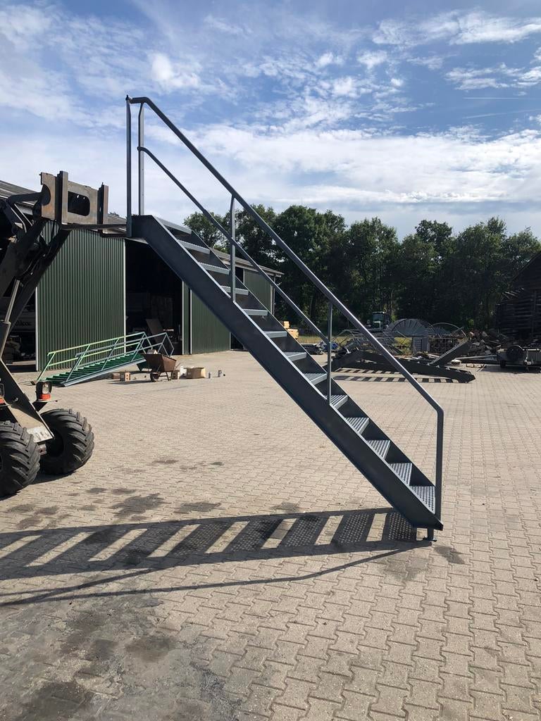 Metalen trap 2.60 h gespoten zwaar 82 bede tredes, Ophalen of Verzenden, Trap