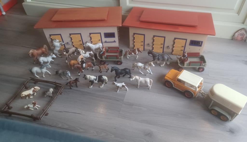 Grote Schleich partij met boerenkar stallen jeep + trailer, Ophalen of Verzenden, Paard, Beeldje of Figuurtje