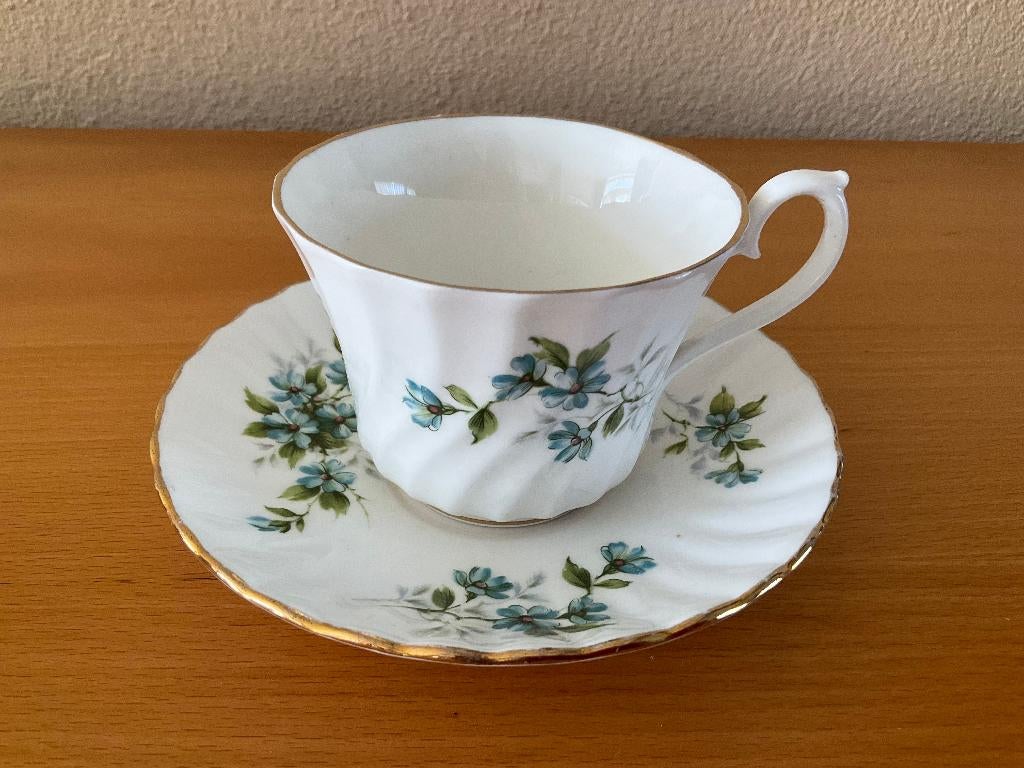 kop en schotel Royal Stafford Coquette, Huis en Inrichting, Keuken | Servies, Ophalen, Zo goed als nieuw, Overige stijlen, Kop(pen) en/of Schotel(s)