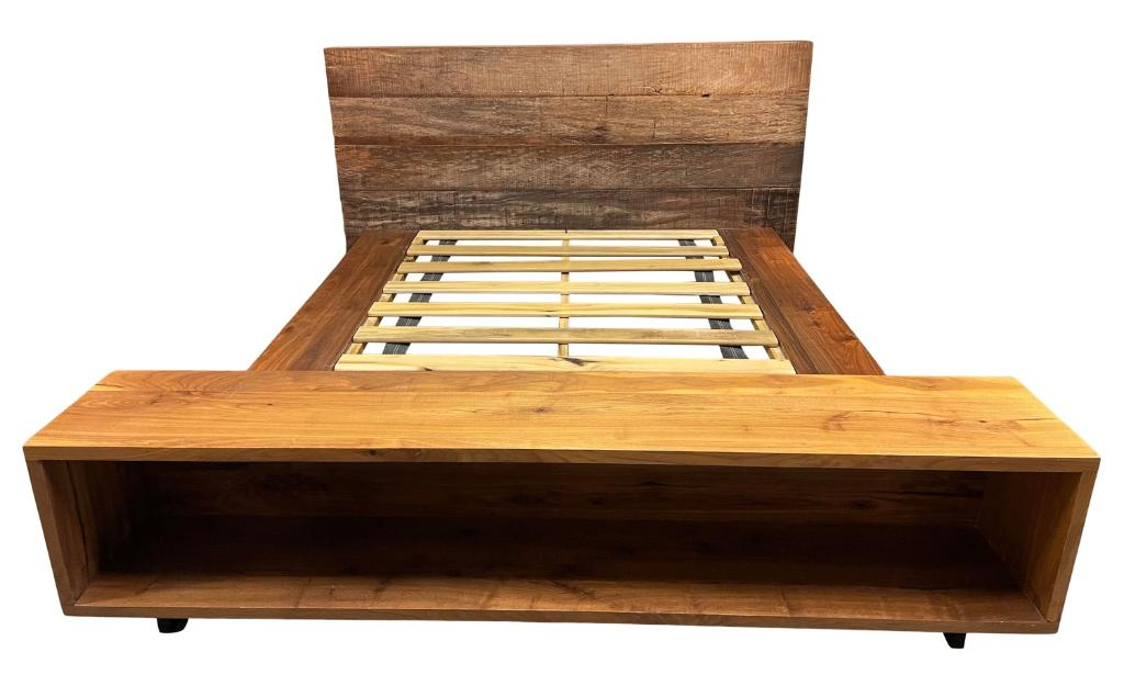 Solid wood queen sized bed, Huis en Inrichting, Slaapkamer | Bedden, Ophalen, Bruin, Tweepersoons, Zo goed als nieuw