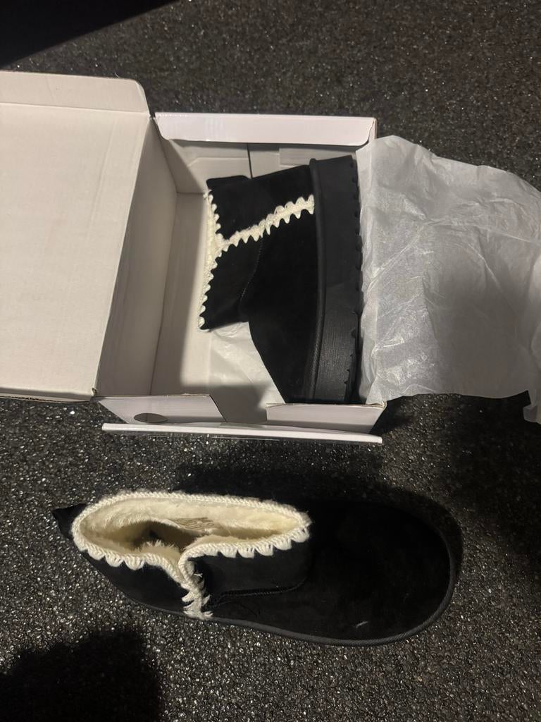 Nieuwe kinderboots met bont - maat 35, Kleding | Dames, Schoenen, Ophalen, Nieuw, Zwart, Snowboots