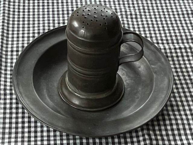 ENGELSE VERTINDE STROOIBUS, GEMERKT TINNEN BORD, Antiek en Kunst, Verzenden