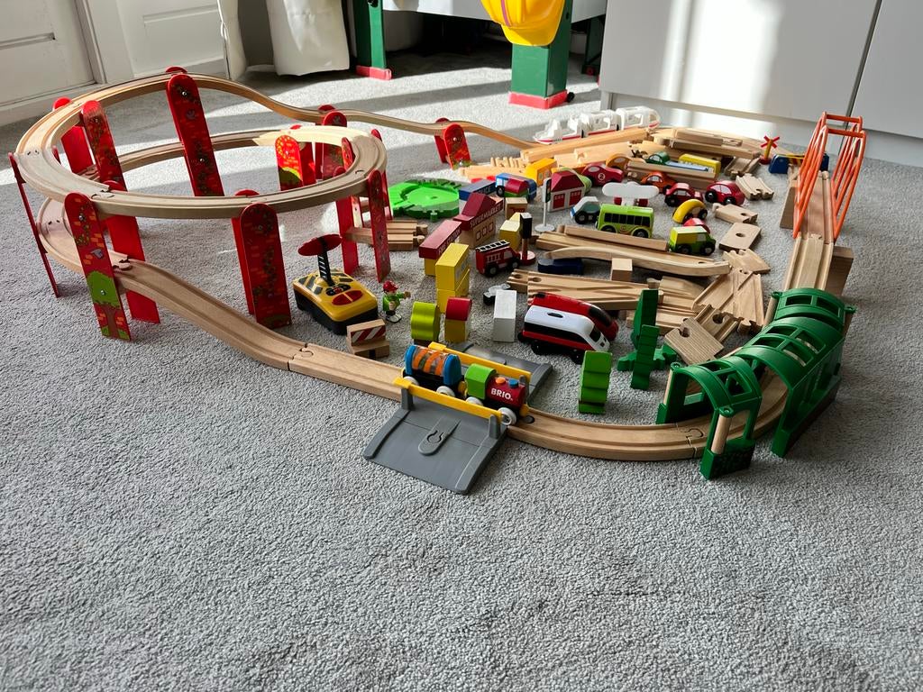 Houten treinbaan met Brio en dorp accessoires, Kinderen en Baby's, Ophalen of Verzenden, Gebruikt, Overige typen