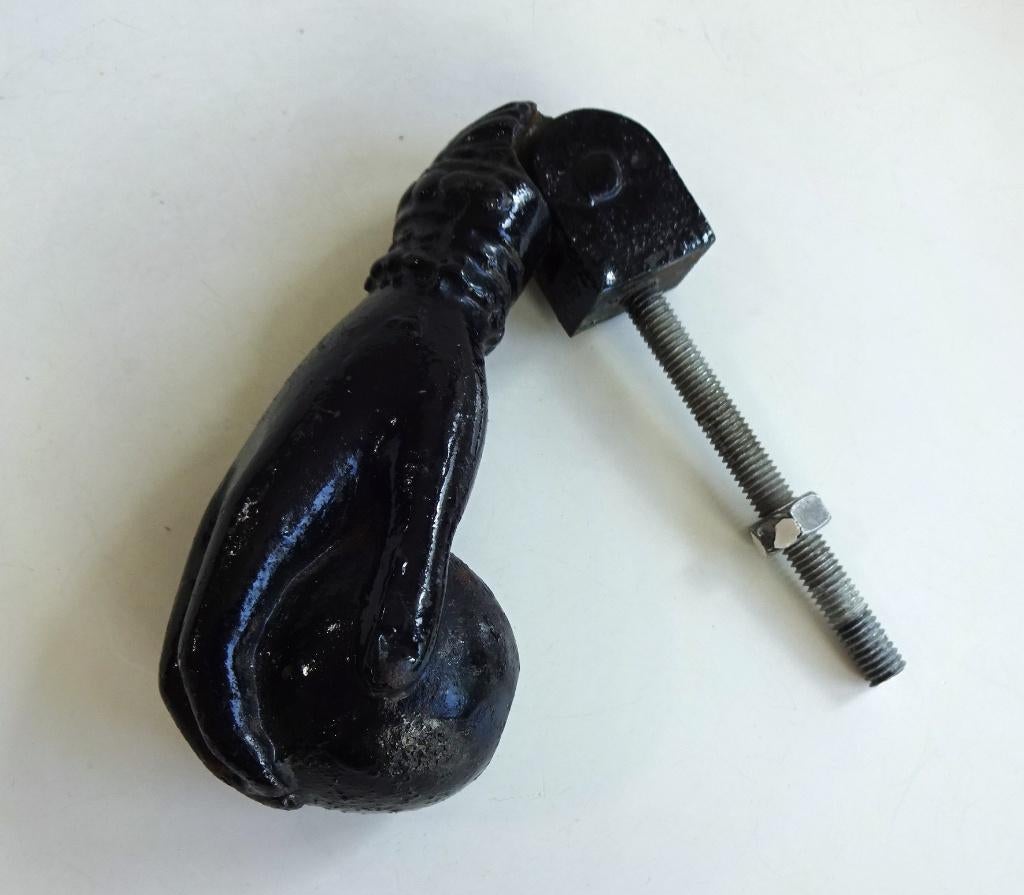 Oude gietijzeren deurklopper: hand met bal. Zuid Europees, Ophalen of Verzenden