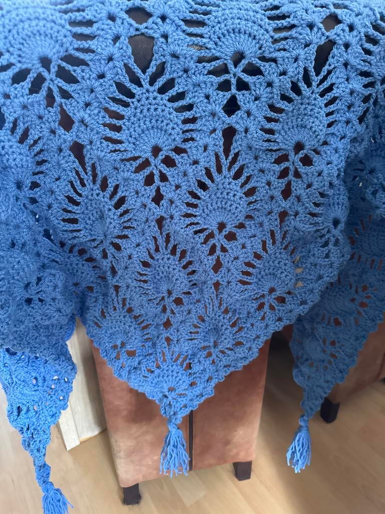 Handgemaakte gehaakte omslagdoek in blauw, Ophalen of Verzenden, Nieuw, Haken, Overige typen