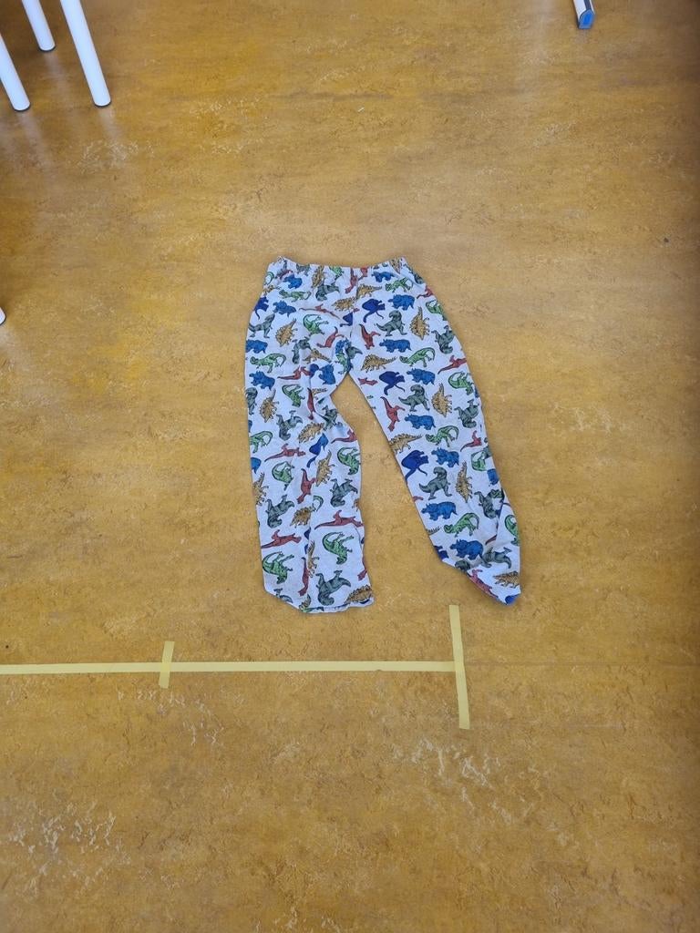 Broek met dinosaurusprint, Ophalen