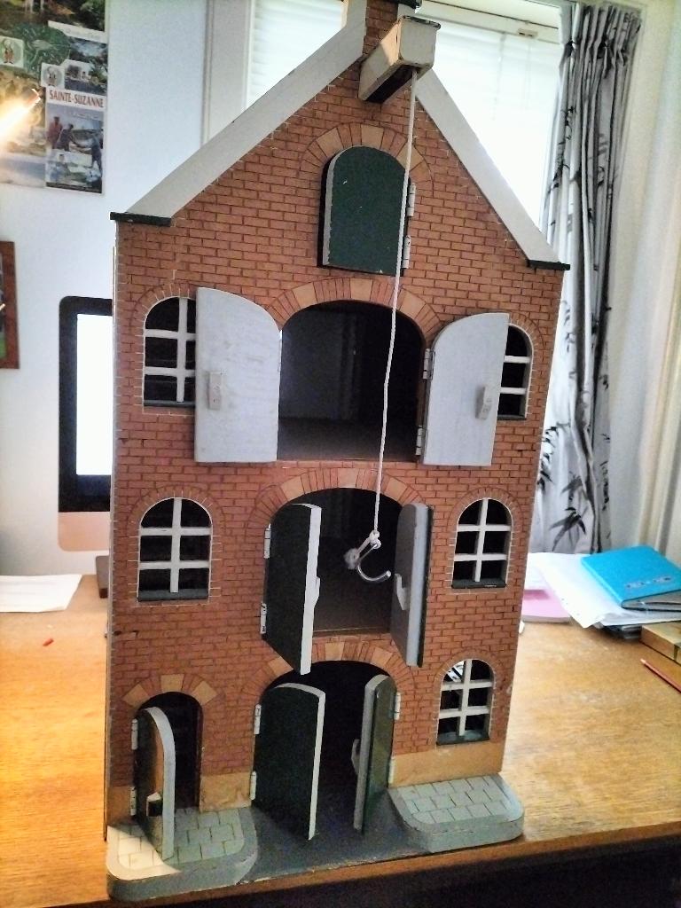 Amsterdams grachtenpand  speelhuis, Kinderen en Baby's, Speelgoed | Poppenhuizen, Ophalen, Gebruikt, Poppenhuis