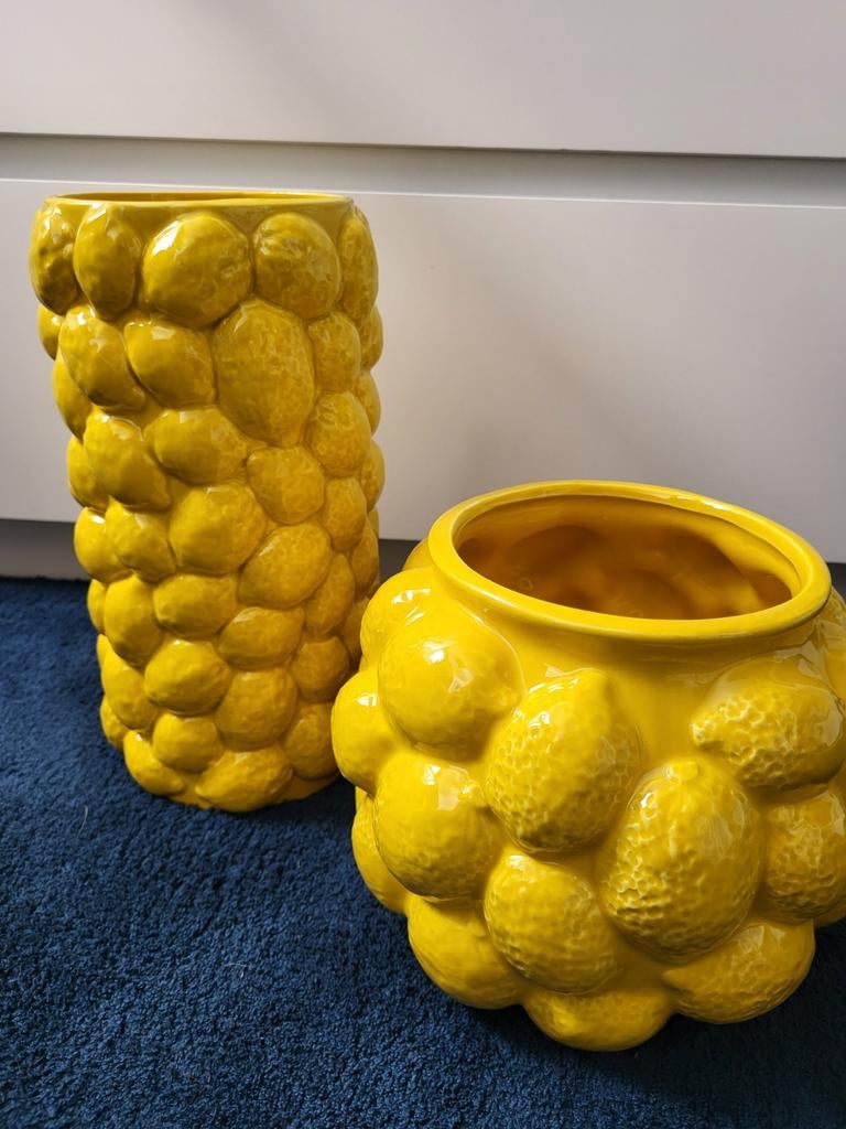 Twee gele citroenvazen van aardewerk, Geel, Aardewerk of Porselein, Nieuw, Ophalen of Verzenden