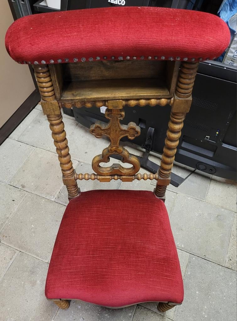 Antieke Bidstoel met Rood Fluweel en Houtsnijwerk, Ophalen