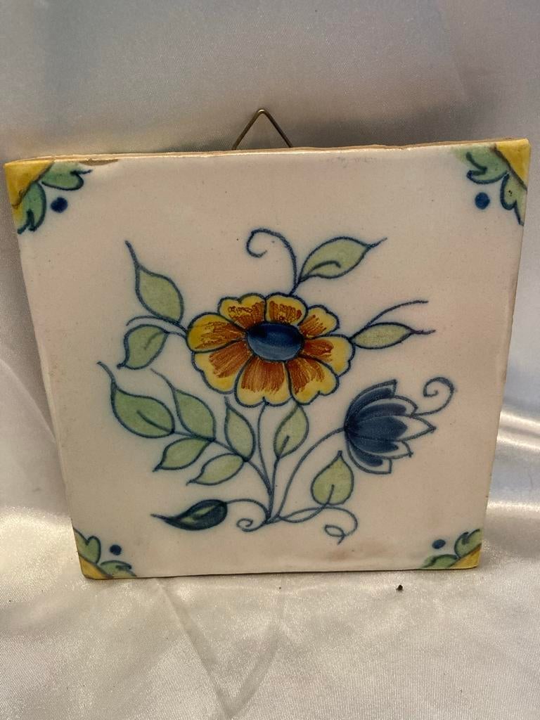 Tichelaar Makkum tinglazuren tegel met floraal decor, Ophalen of Verzenden