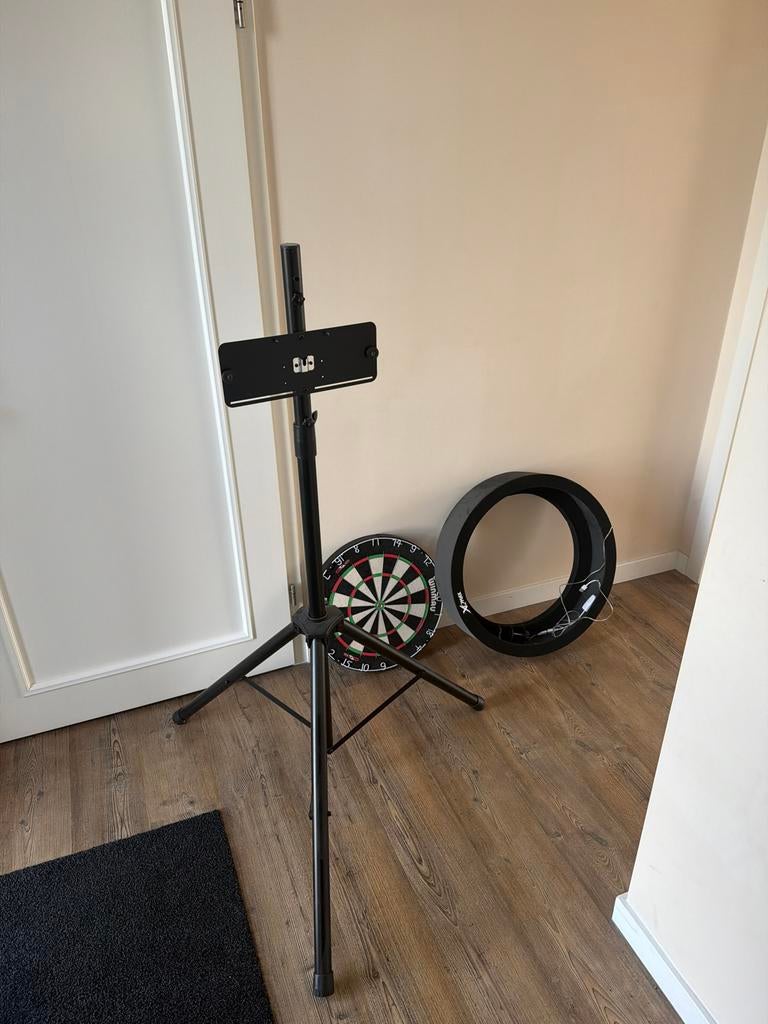Dartbord set: Winmau Blade 6, standaard & verlichting, Ophalen, Zo goed als nieuw, Dartbord met pijlen