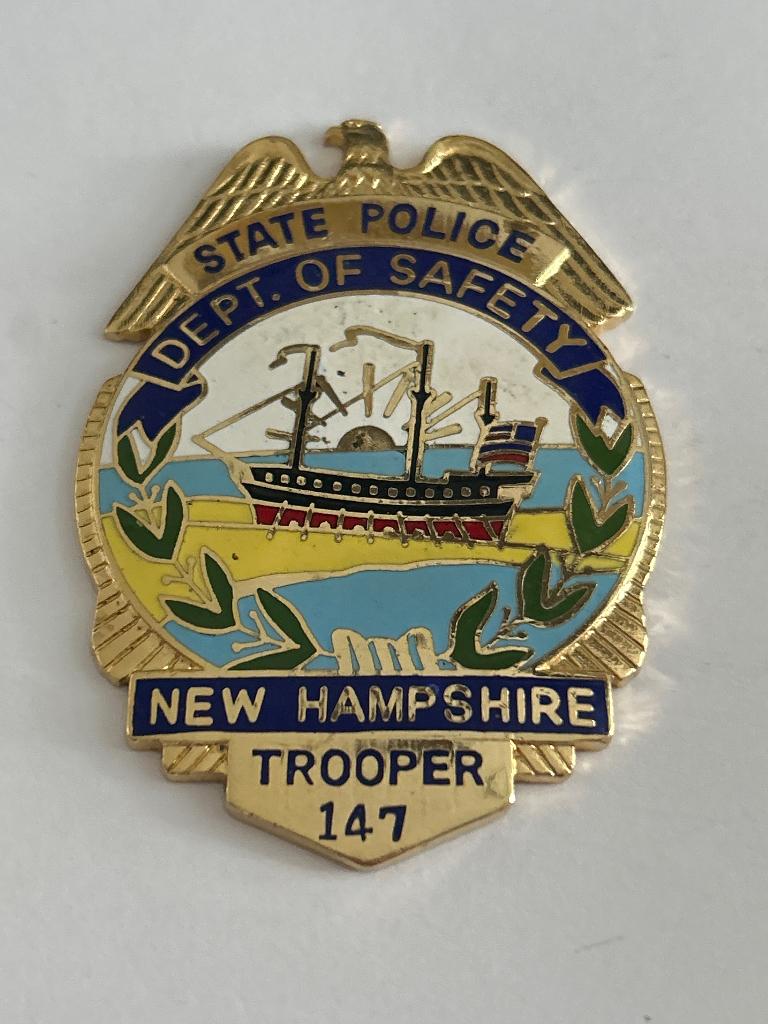 New Hampshire State Police badge emaille Trooper 147 (USA), Verzamelen, Verzenden, Landmacht, Amerika, Embleem of Badge