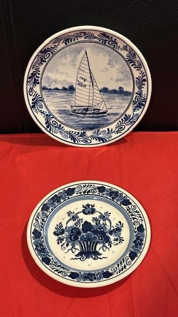 2x wandbord Regina Delft zeilboot/Goedewaagen Delft bloemen, Ophalen