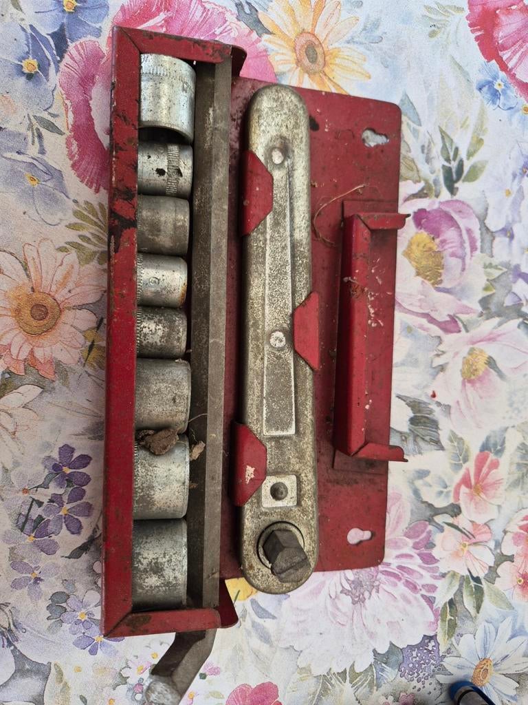 Vintage dopsleutelset met ratel in rode metalen houder, Ophalen of Verzenden, Gebruikt