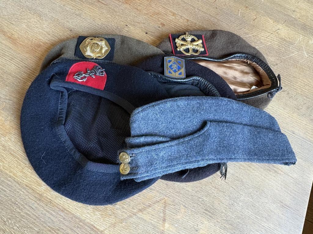 LOT Baret Mariniers BB Landmacht Schuitje Luchtmacht, Verzamelen, Militaria | Algemeen, Marine, Embleem of Badge, Nederland, Ophalen of Verzenden