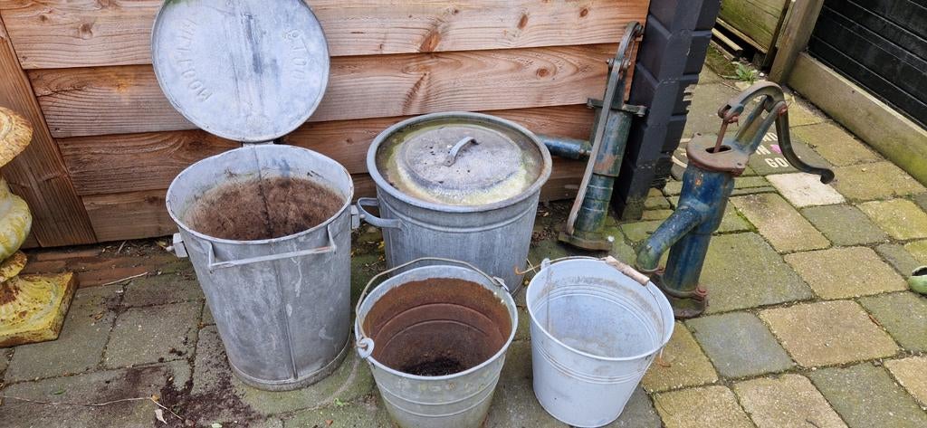 Zinken vuilnisbak, emmers, teil en waterpompen, Ophalen