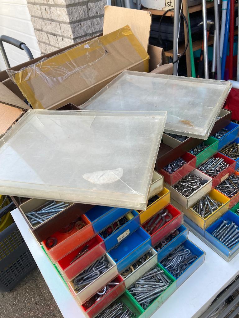 11 bakken met schroeven spijkers  elektra ect, Ophalen, Gebruikt, Minder dan 50 mm, Schroeven