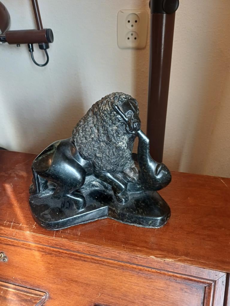 Antieke  marmeren beeld leeuw  met prooi gesigneerd massief, Antiek en Kunst, Ophalen of Verzenden