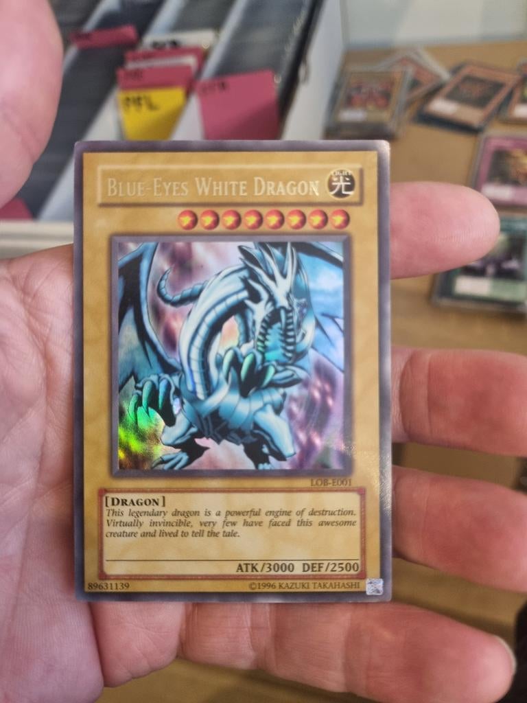 YuGiOh 2002 LOB-E001 Blue-Eyes White Dragon, Hobby en Vrije tijd, Verzamelkaartspellen | Yu-gi-Oh!, Ophalen of Verzenden