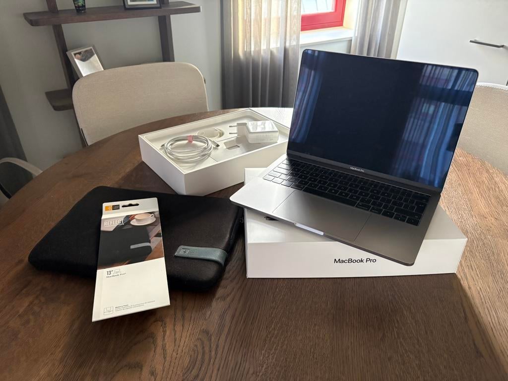 Macbook pro 2017 (uit 05-19) met hoes, 2 tot 3 Ghz, Qwerty, 8 GB, 13 inch