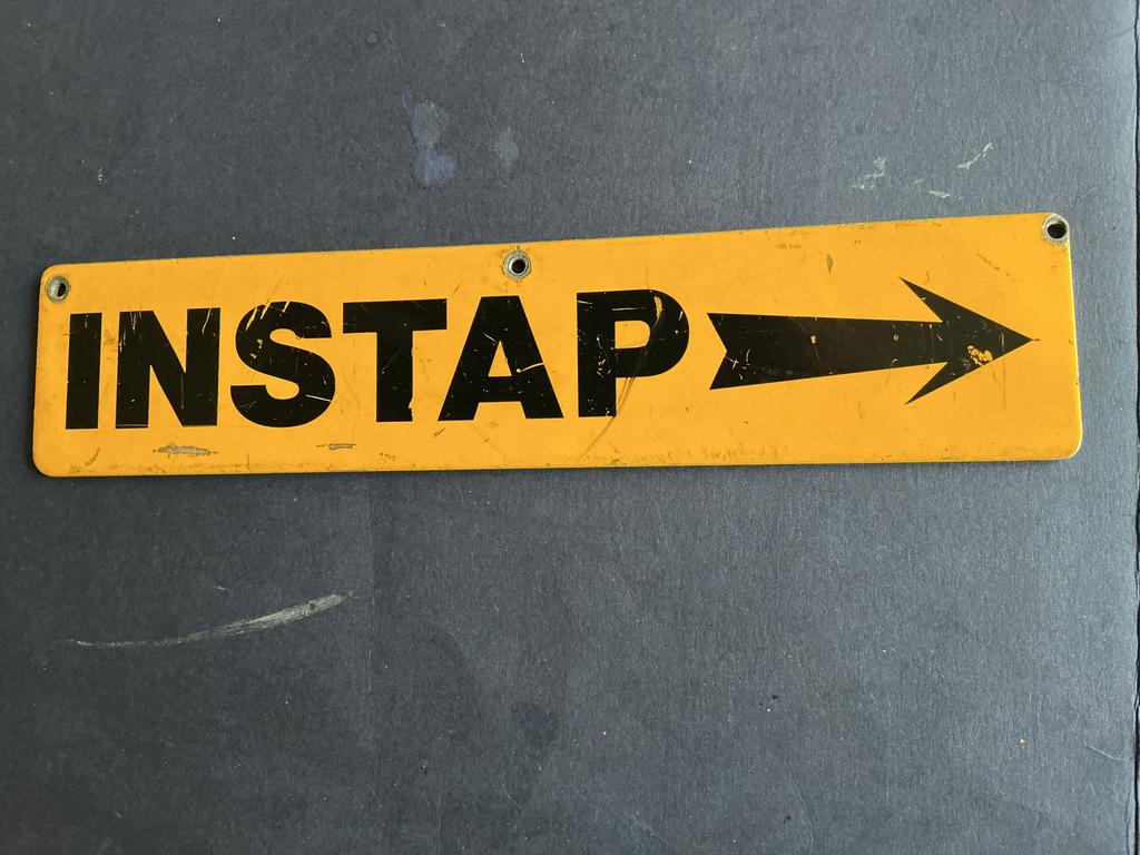 Vintage Instap bord - Geel met zwarte letters, Verzamelen, Spoorwegen en Tramwegen, Verzenden, Gebruikt, Trein, Overige typen