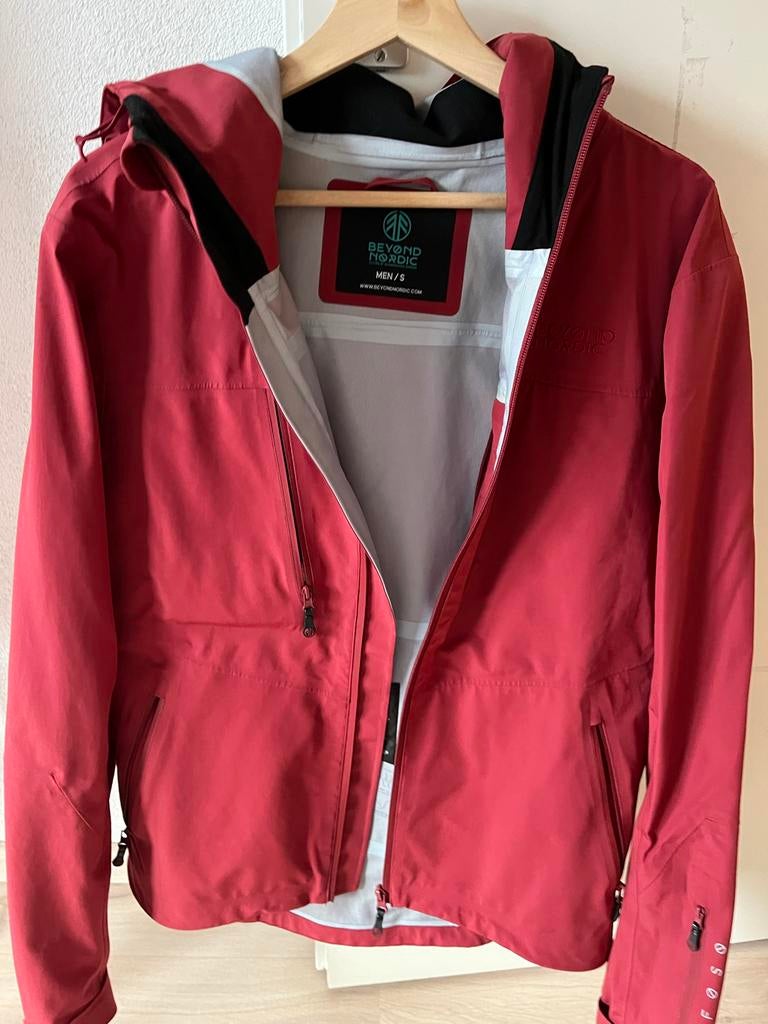 Beyond Nordic regenjas, Ophalen of Verzenden, Gedragen, Maat 46 (S) of kleiner, Rood