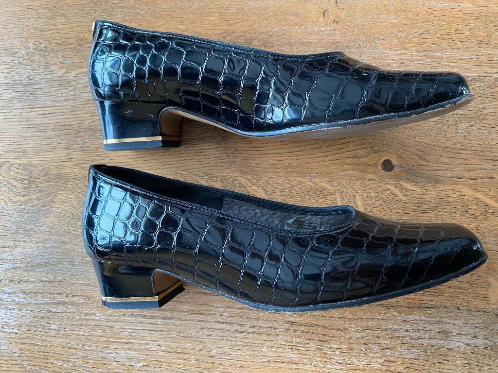 Goed uitziende lakschoenen., Schoenen met lage hakken, Zwart, Ophalen of Verzenden, Gedragen