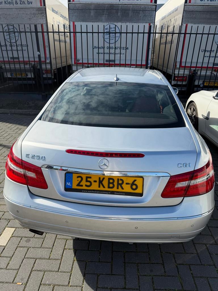 Mercedes-Benz E-Klasse 1.8 E250 CGI Coupe AUT 2009 Grijs, Auto's, Achterwielaandrijving, 1800 kg, 4 cilinders, 4 stoelen