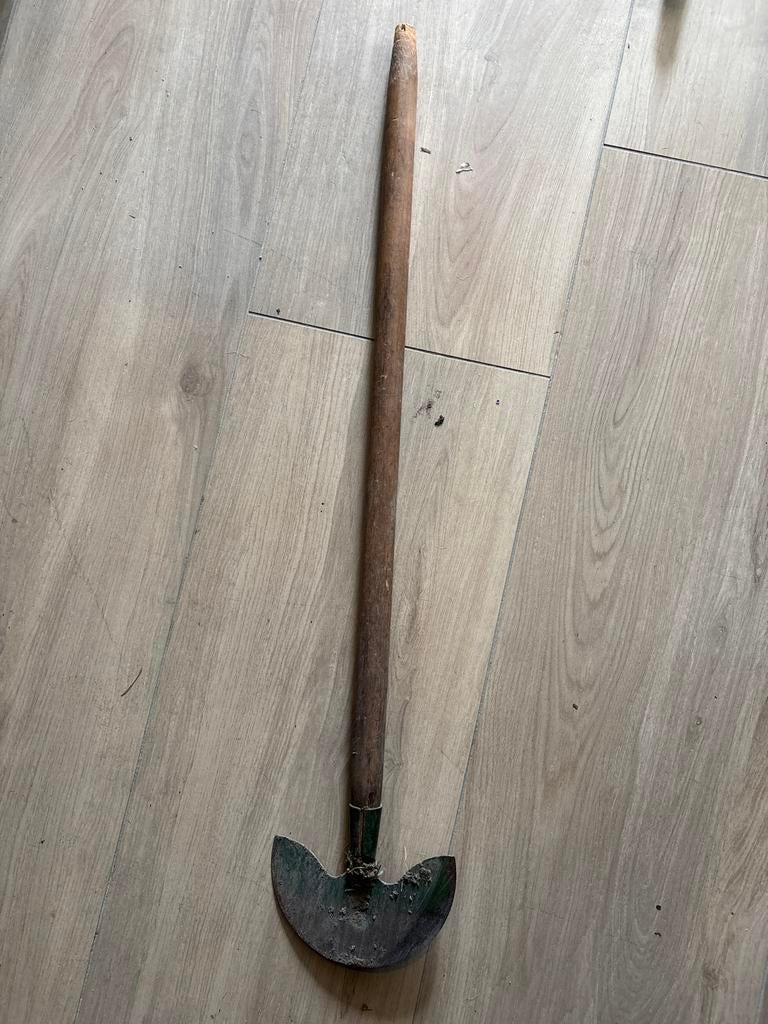 Halvemaan schoffel met houten steel, Ophalen, Gebruikt, Schoffel