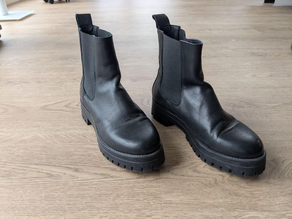 Sacha black leather short boots size 40, Kleding | Dames, Zwart, Lage of Enkellaarzen, Ophalen of Verzenden, Zo goed als nieuw