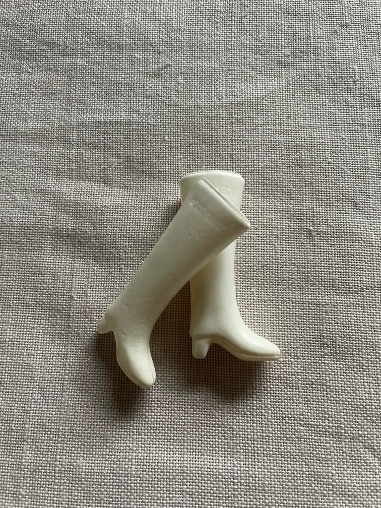Vintage witte Barbie laarzen  Hong Kong  1960s, Verzamelen, Poppen, Ophalen of Verzenden, Gebruikt, Accessoires