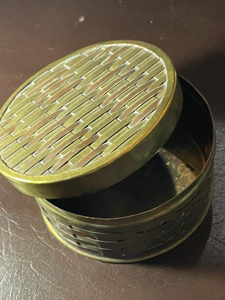 Rond koperen bakje met dunne stroken gevlochten koper, Ophalen of Verzenden, Koper