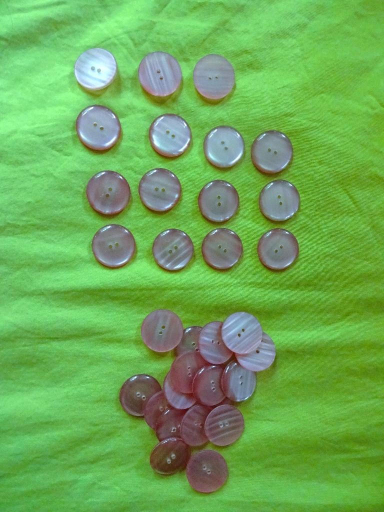 15 Roze knopen met iets streepje en parelmoer glans Ø 2 cm, Verzenden, Nieuw, Knoop of Knopen