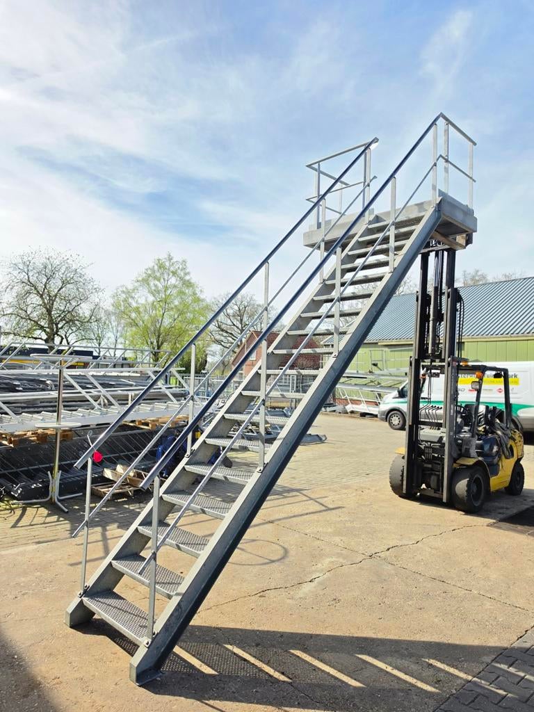 Stalen trap met bordes gegalv hoog 4.0mtr nor040, Doe-het-zelf en Verbouw, Ladders en Trappen, Zo goed als nieuw, 2 tot 4 meter
