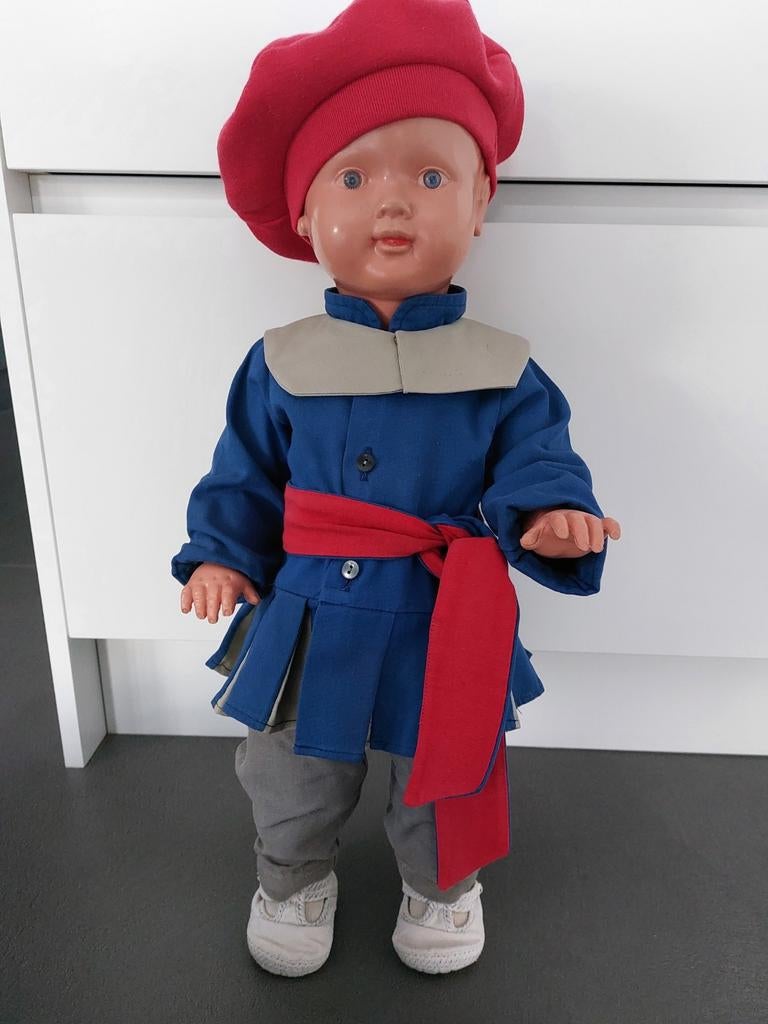 Mooie gave pop 60 cm hoog in gilde kleding, Ophalen of Verzenden, Zo goed als nieuw, Pop