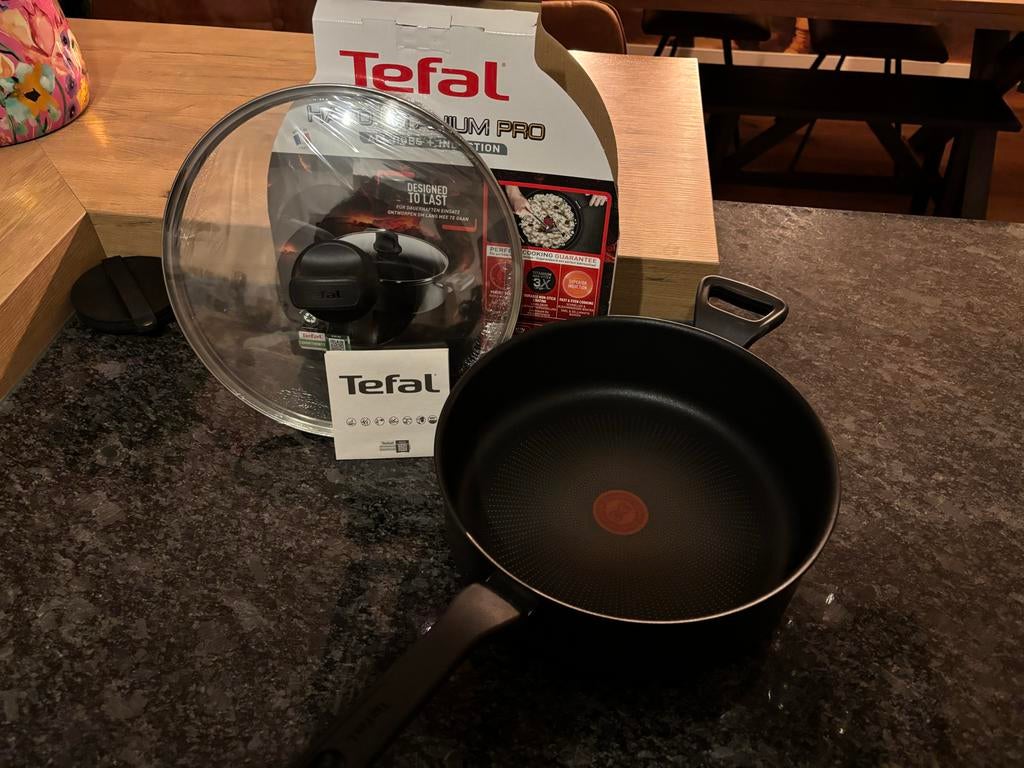 Tefal Hapjespan Hard Titanium Pro met Deksel - 28 cm, Inductieplaat, Ophalen of Verzenden, Koekenpan of Braadpan, Nieuw