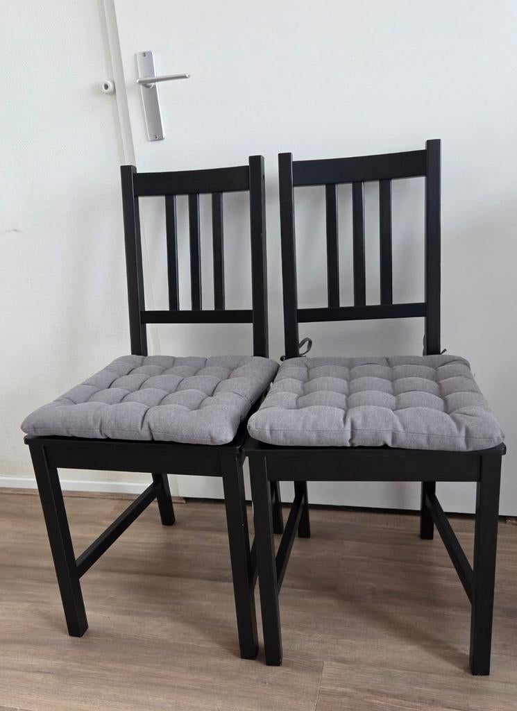 Twee eettafel stoelen met kussen., Ophalen, Gebruikt, Grijs, Twee