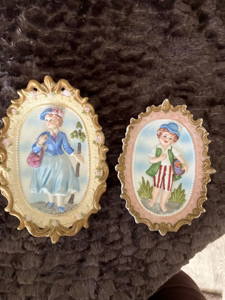 Vintage porseleinen wanddecoratie: jongen en meisje, Ophalen of Verzenden