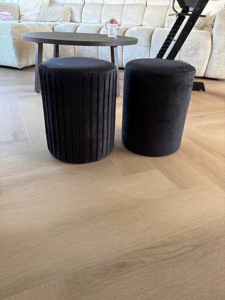 2 zwarte poefjes, Ophalen, Minder dan 50 cm, Rond, Zo goed als nieuw