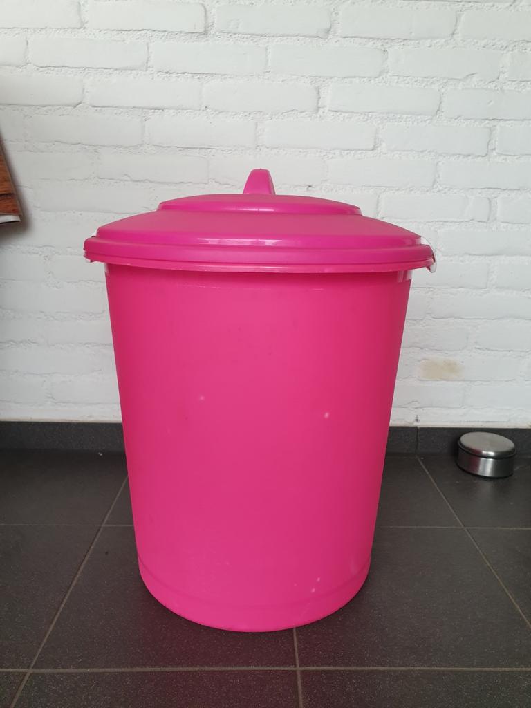 Roze voerton van Eukanuba, Ophalen, Hond