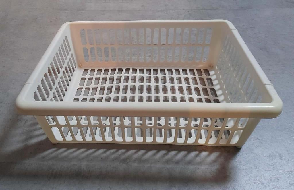 Witte kunststof MAND / MANDJE 29,5 cm x 39,5 cm x 12 cm hoog, Kunststof, Mand, Ophalen of Verzenden, Zo goed als nieuw