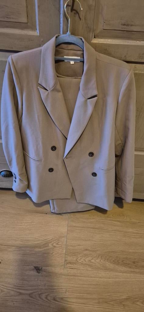 Stijlvol Beige Kostuum - My Jewellery Maat S, Kostuum of Pak, My Jewellery, Beige, Ophalen of Verzenden