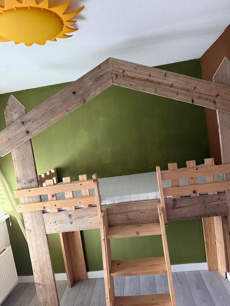 Uniek Houten Huisbed - Hoogslaper voor Kinderkamer, Ophalen of Verzenden, Zo goed als nieuw, Hoogslaper