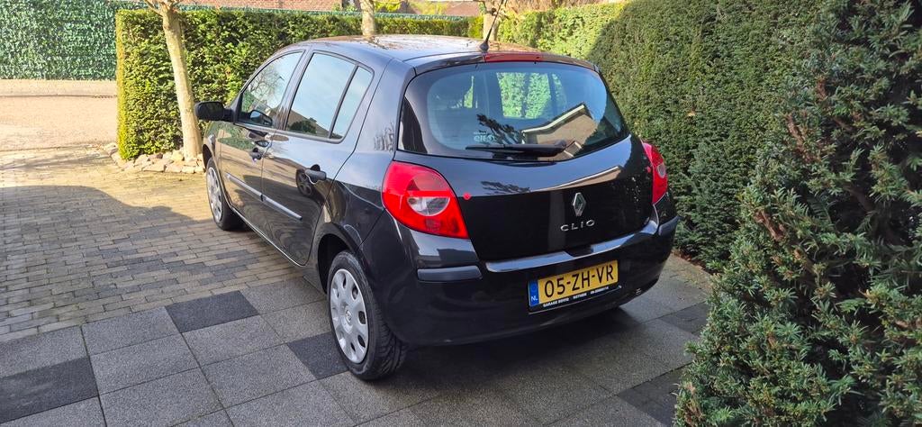 Renault Clio 1.2 16V 55KW 5-DRS E4 2008 Zwart, Auto's, Voorwielaandrijving, Metallic lak, 74 pk, 4 cilinders