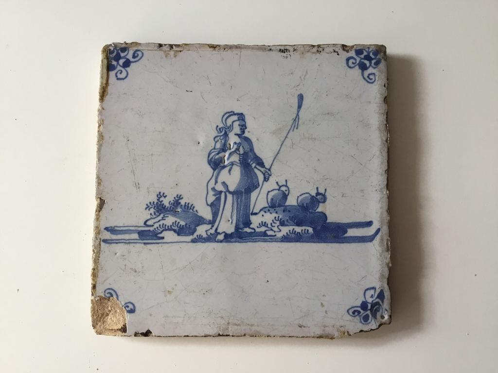 Antieke Tegel ( in Hilversum ), Antiek en Kunst, Antiek | Wandborden en Tegels, Ophalen of Verzenden