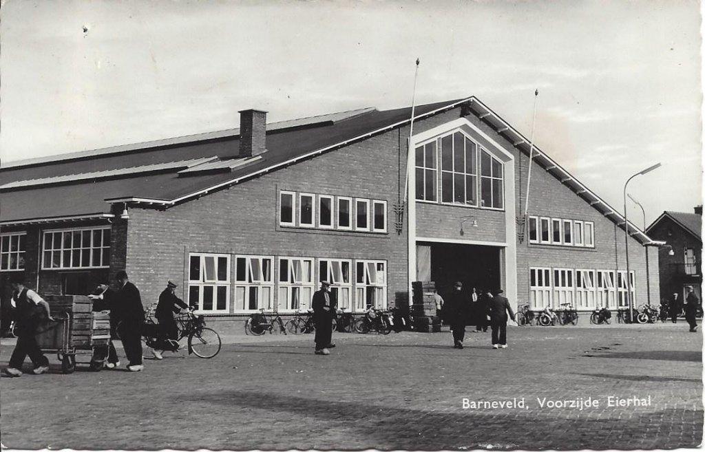 Barneveld (Gld.) Voorzijde Eierhal, veel Volk, brommer solex, Verzenden, 1940 tot 1960, Gelopen, Gelderland