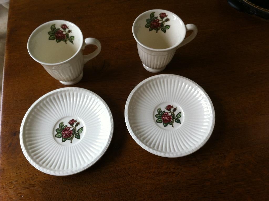 2 Wedgwood Moss Rose Koffiekopjes/Mokjes /Schoteltjes Nieuw, Nieuw, Ophalen of Verzenden, Overige stijlen, Kop(pen) en/of Schotel(s)
