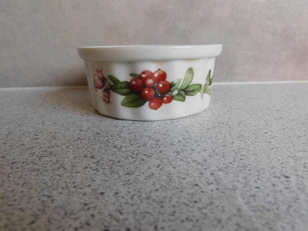 Ramekin 10 cm. Rode Bes Bosvruchten Wedgwood Majolein Bastin, Huis en Inrichting, Keuken | Servies, Ophalen of Verzenden, Wedgwood