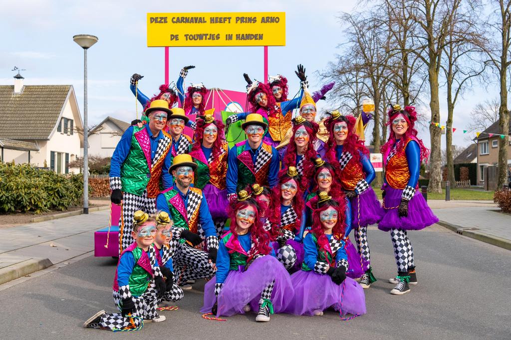 Loopgroep carnaval zeer kleurrijk compleet met loopwagen, Ophalen, Zo goed als nieuw, Carnaval